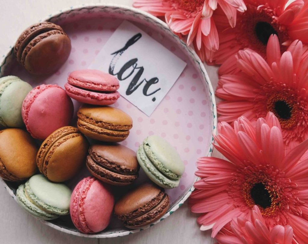 Love Lesson That Open Your Heart

Photo: Macarons and flowers