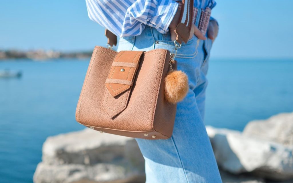 5 Easy Ideas to Personalize Your Handbag