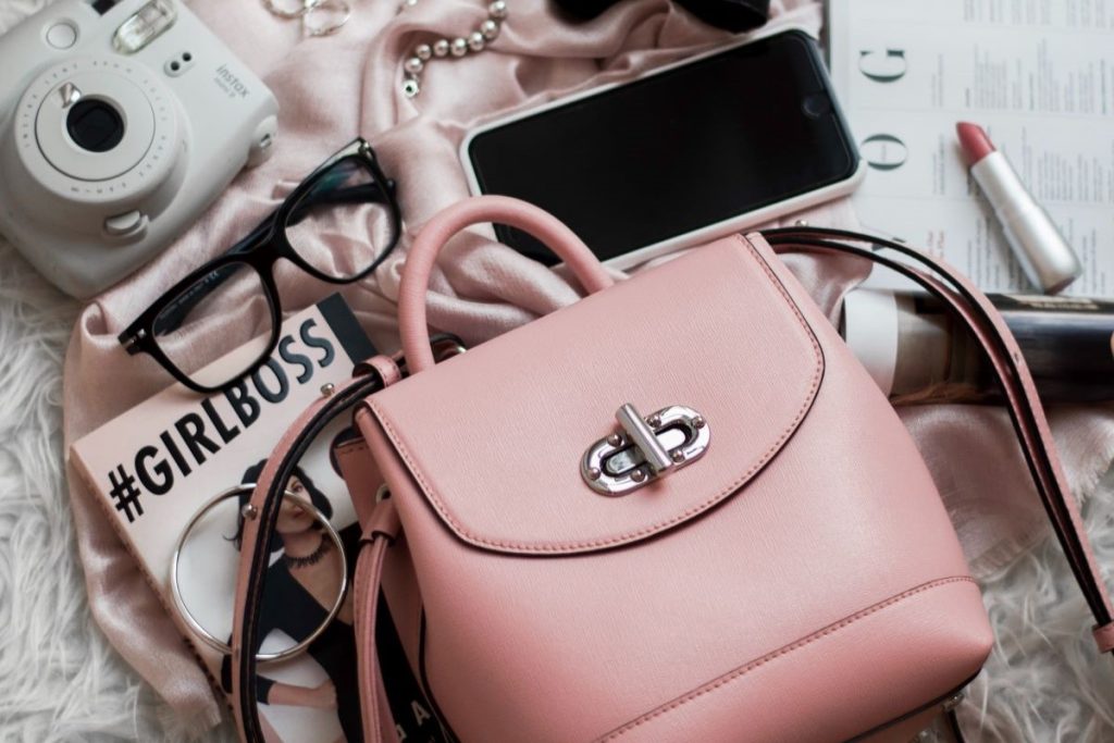 Personalize Your Handbag with These 5 Easy Ideas (Photo: Leisara Studio)